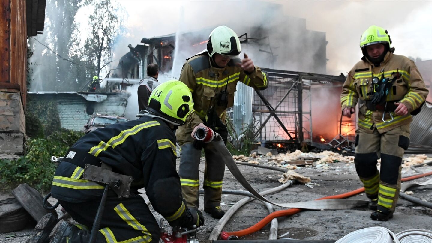 Bomberos ucranianos, tras un ataque de Rusia
