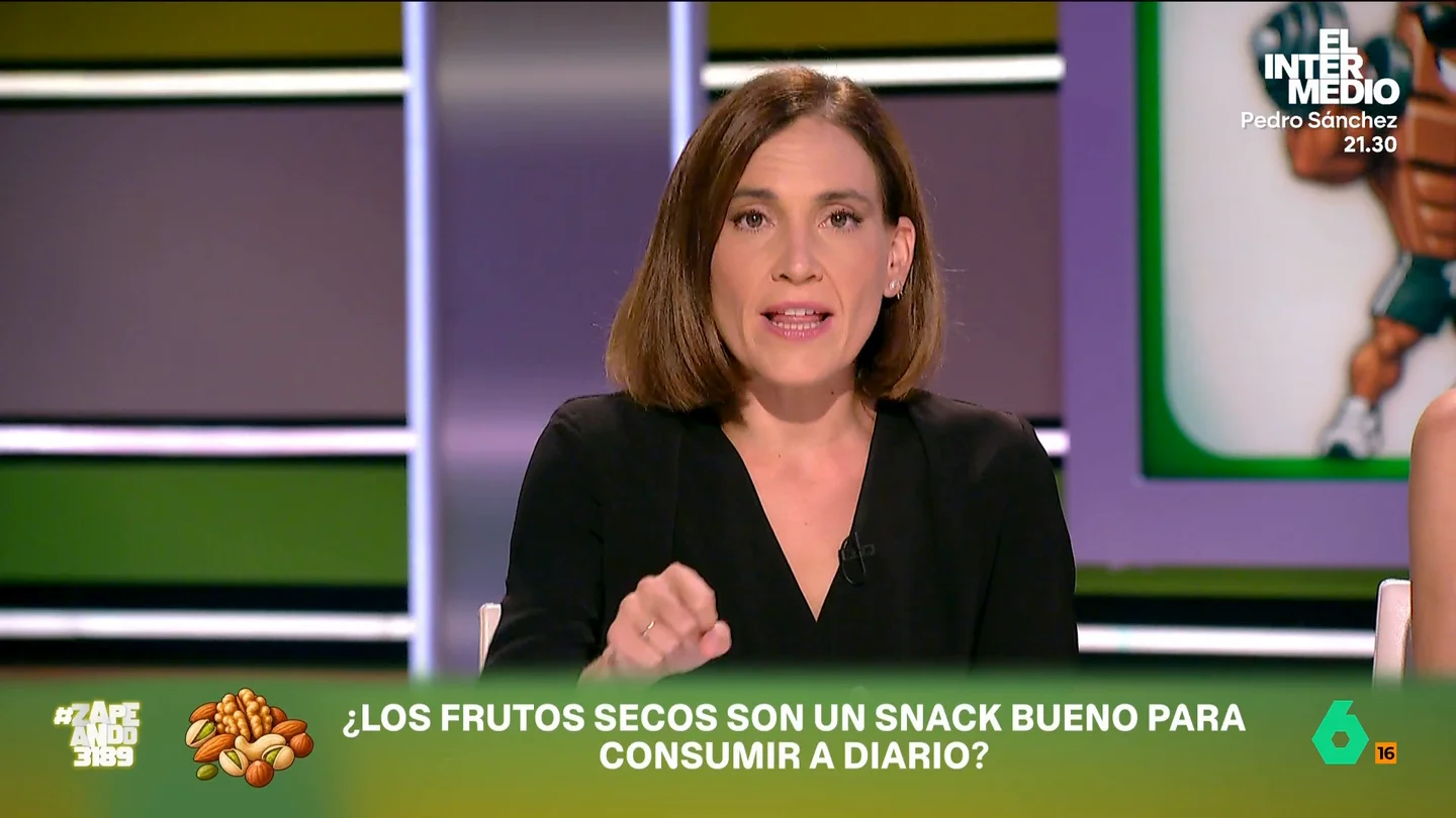 Boticaria García, sobre los frutos secos para comer entre horas: "El problema no es comerte un puñado, es meter la mano en una bolsa de medio kilo" ¿Se puede comer frutos secos todos los días? Boticaria García analiza qué hay que tener en cuenta si elegimos anacardos, pistachos o almendras para ese picoteo a media mañana o por la tarde cuando aprieta el hambre.