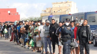 Traslado de cientos de migrantes a una nueva ubicaci&oacute;n en Ceuta, el domingo 13 de septiembre