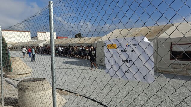Trabajos contrarreloj para ampliar las plazas en Los Rosales: hay ocho duchas y 15 v&aacute;teres para m&aacute;s de 800 migrantes