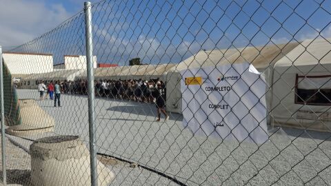 Trabajos contrarreloj para ampliar las plazas en Los Rosales: hay ocho duchas y 15 v&aacute;teres para m&aacute;s de 800 migrantes