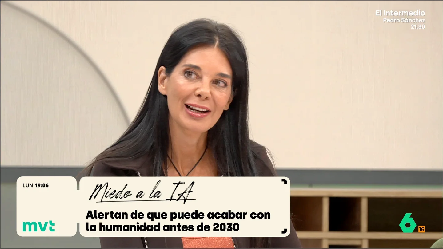 Silvia Leal, a favor de que pongan un "botón rojo" para desconectar la IA: "Algunos científicos creen podría llegar a tener conciencia" Se ha planteado que la Inteligencia Artificial podría acabar con la humanidad en 2030. Un escenario que genera una gran incertidumbre y plantea si sería necesario algún sistema para desconectarla ante este tipo de amenazas.