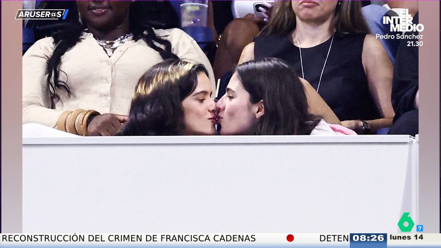 De su beso con Loli Bah&iacute;a a su espectacular look: Rosal&iacute;a arrasa en Nueva York