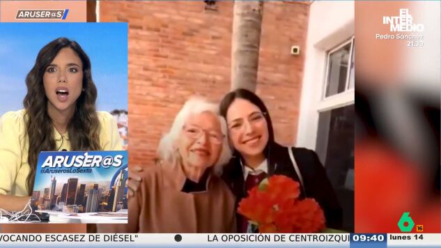 La emotiva sorpresa de una abuela que espera con flores a su nieta el d&iacute;a de su graduaci&oacute;n