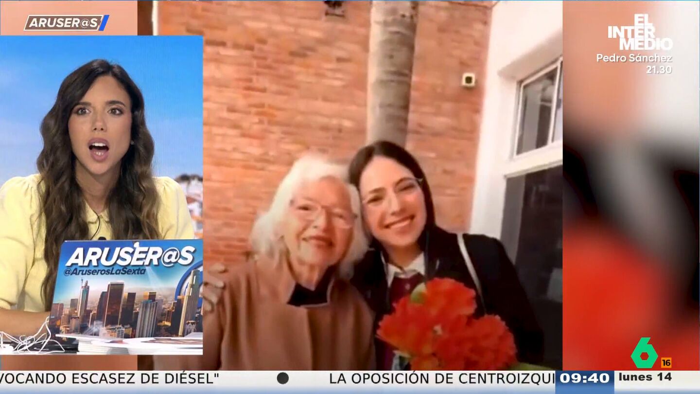 La emotiva sorpresa de una abuela que espera con flores a su nieta el d&iacute;a de su graduaci&oacute;n