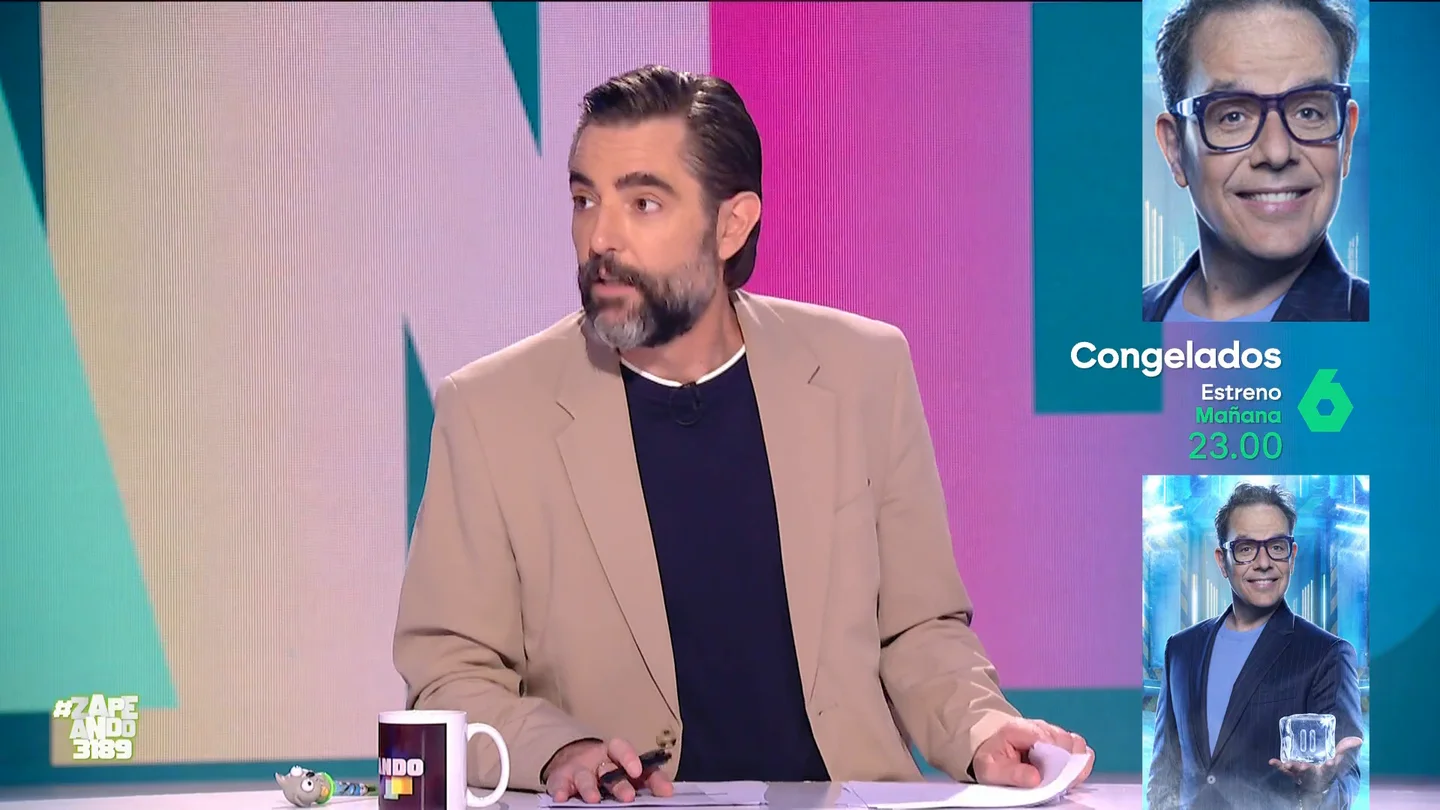 Dani Mateo se 'asusta' después de un comentario de Virginia Riezu: "Los lunes estos sustos no, por favor" La zapeadora le ha dicho al presentador que no sabía que ha sido padre. El comentario ha dejado a Dani muy descolocado. Descubre cómo han reaccionado el resto de zapeadores en el vídeo principal.