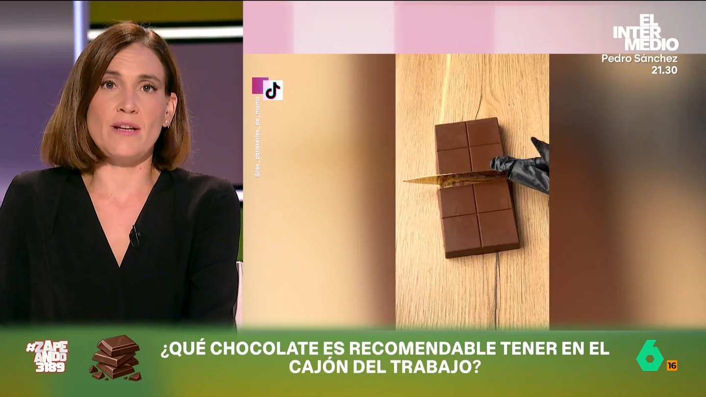¿Se puede picar chocolate entre horas y todos los días? Boticaria García dice sí y desvela cuánto y cuál se puede comer Boticaria García habla hoy en Zapeando de picoteos entre horas y en este vídeo habla sobre el chocolate. En su opinión, podemos tomarlo cada día, pero siempre que sean un par de onzas y tenga un alto porcentaje de cacao.