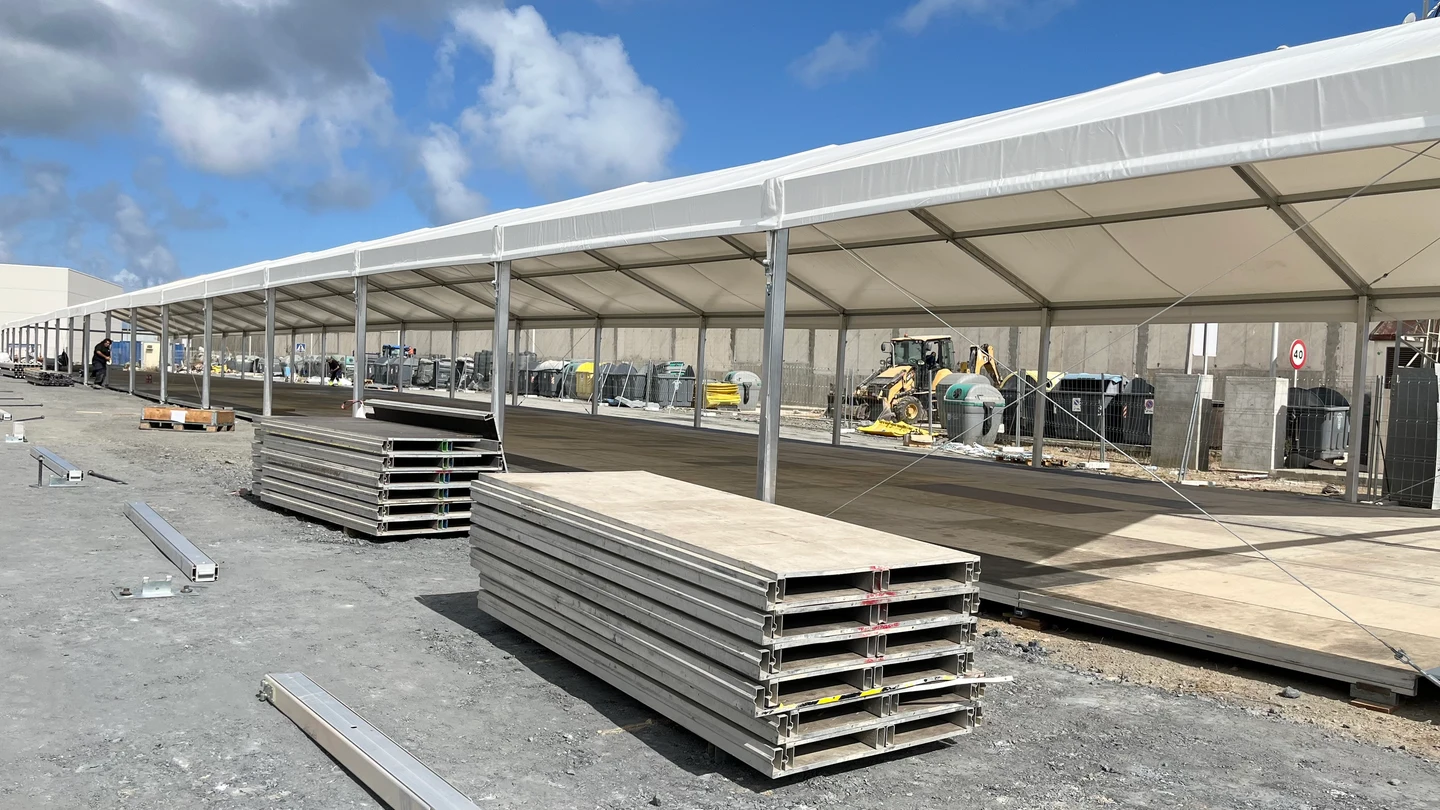 Operarios preparan una carpa de grandes dimensiones en muelle Poniente del puerto de Ceuta que tendrá una capacidad para alojar a mil migrantes. Operarios preparan una carpa de grandes dimensiones en muelle Poniente del puerto de Ceuta que tendrá una capacidad para alojar a mil migrantes.