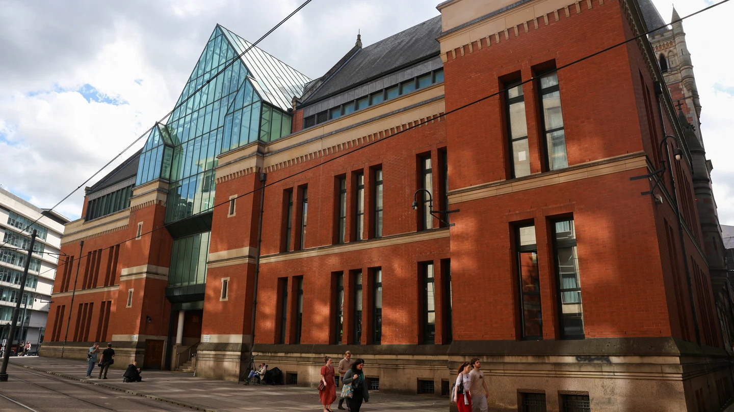 Unas personas pasan frente al Tribunal de la Corona de Minshull Street, en Mánchester (Reino Unido), mientras 13 hombres son juzgados por delitos sexuales graves contra una misma mujer —esposa de uno de los acusados—. Unas personas pasan frente al Tribunal de la Corona de Minshull Street, en Mánchester (Reino Unido), mientras 13 hombres son juzgados por delitos sexuales graves contra una misma mujer —esposa de uno de los acusados—.