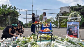 Alumnos del Instituto de Ciencias de la Educaci&oacute;n de la Universidad Aut&oacute;noma del Estado de Morelos participan este lunes, en un homenaje p&oacute;stumo a la estudiante espa&ntilde;ola Claudia Tacoronte Aguilera