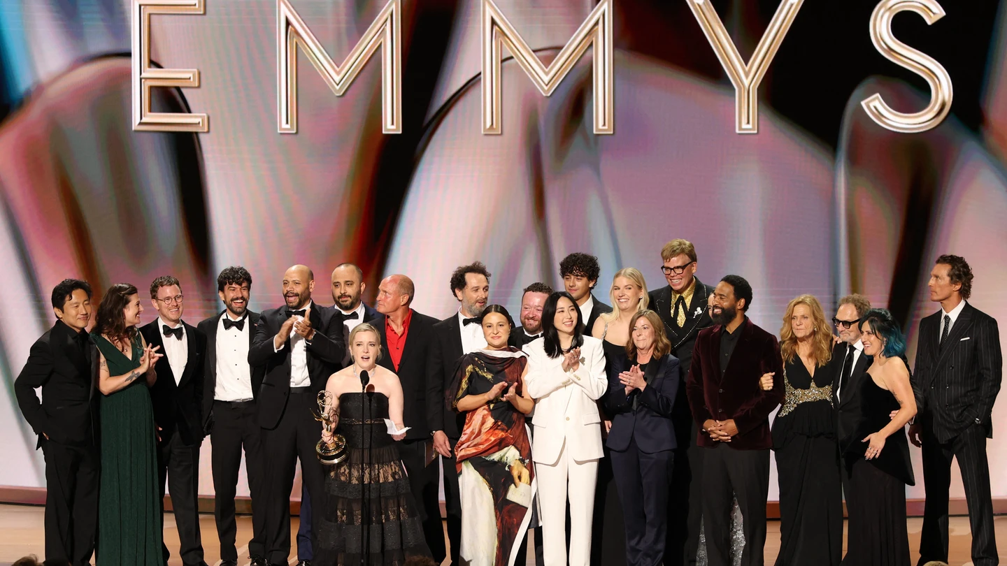Katie Dippold y el elenco y equipo de producción reciben el premio a la Mejor Serie de Comedia por "La maldición de Widow's Bay" durante la 78.ª edición de los Premios Emmy Katie Dippold y el elenco y equipo de producción reciben el premio a la Mejor Serie de Comedia por "La maldición de Widow's Bay" durante la 78.ª edición de los Premios Emmy