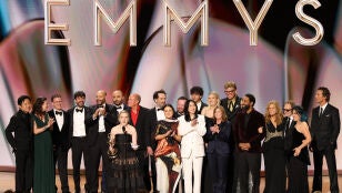 Katie Dippold y el elenco y equipo de producci&oacute;n reciben el premio a la Mejor Serie de Comedia por "La maldici&oacute;n de Widow's Bay" durante la 78.&ordf; edici&oacute;n de los Premios Emmy