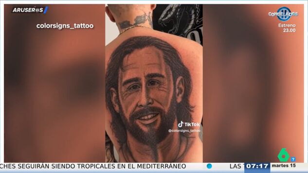 Alfonso Ar&uacute;s, sobre el enorme tatuaje en la espalda de Leo Messi que se ha hecho este pobre chaval: "Es Nicolas Cage"