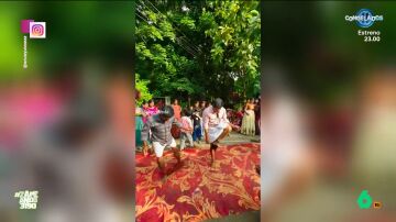 Esta es la bizarra competici&oacute;n que se celebra en India: subirse los calzoncillos sin usar las manos