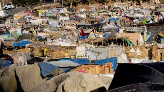 Campamento provisional levantado por los migrantes en la playa del Trampol&iacute;n de Ceuta.
