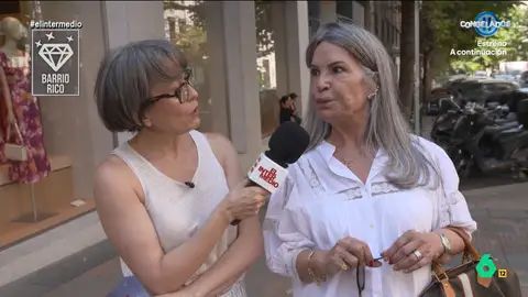 Una mujer de barrio rico confiesa que se ha gastado 20.000 euros en viajar a Pekín Thais Villas pregunta en un barrio rico y un barrio obrero por los viajes. ¿Han salido de España? ¿Cuál es el viaje en el que se han gastado más dinero? Sus respuestas, en este vídeo de El Intermedio.