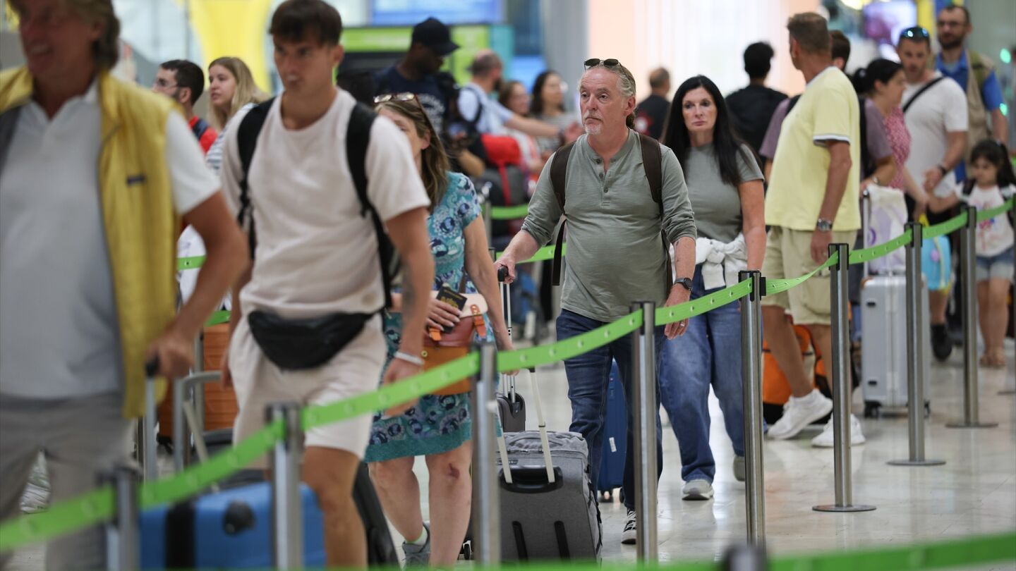 Imagen de archivo. Numerosas personas en el Aeropuerto Adolfo Su&aacute;rez Madrid-Barajas.
