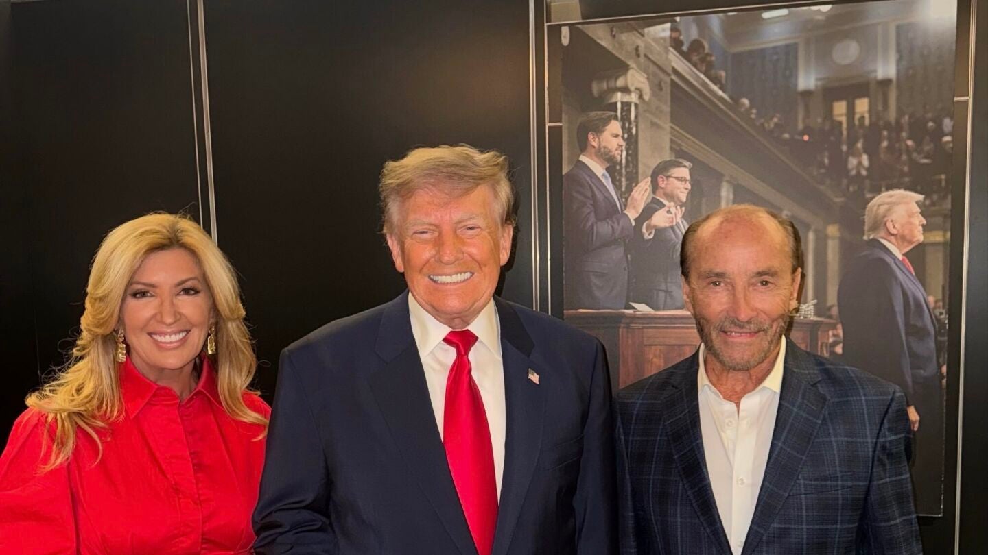 Trump designa a la esposa del cantante de 'God Bless the USA' como embajadora en Barbados