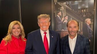 Trump designa a la esposa del cantante de 'God Bless the USA' como embajadora en Barbados