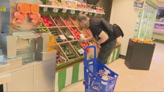 Un hombre hace la compra