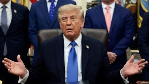 El presidente de Estados Unidos, Donald Trump, habla en el Despacho Oval de la Casa Blanca