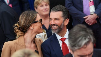 Donald Trump Jr. y su esposa, Bettina Anderson, el s&aacute;bado 12 de septiembre de 2026, en Dubl&iacute;n