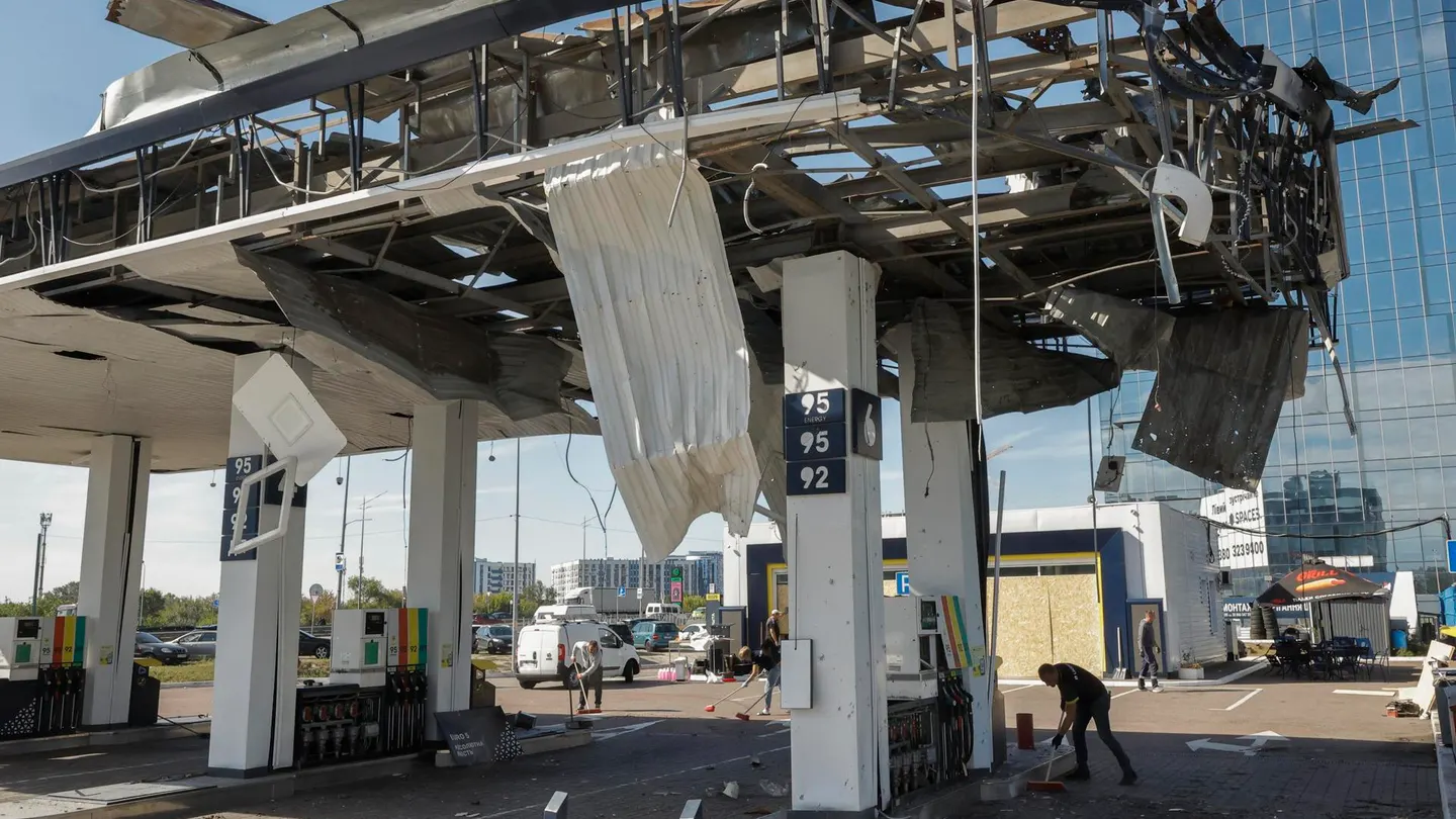 Operarios retiran escombros en el lugar de un ataque ruso contra una gasolinera en Kyiv, Ucrania. Operarios retiran escombros en el lugar de un ataque ruso contra una gasolinera en Kyiv, Ucrania.