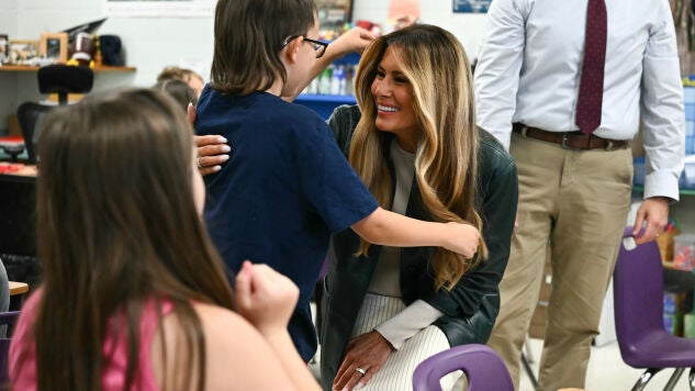 Melania Trump, durante la visita a un colegio.