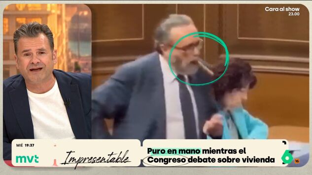 "Se pasea por todo el centro del hemiciclo con su puro en la mano, ausent&aacute;ndose de un debate que le da igual, porque est&aacute;n hablando de vivienda y eso es cosa de rojos y de piojosos", comenta I&ntilde;aki L&oacute;pez sobre la actitud del diputado de Vox Jos&eacute; Mar&iacute;a S&aacute;nchez.