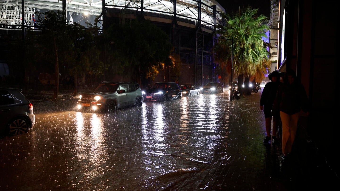 Una calle de Valencia durante las fuertes lluvias