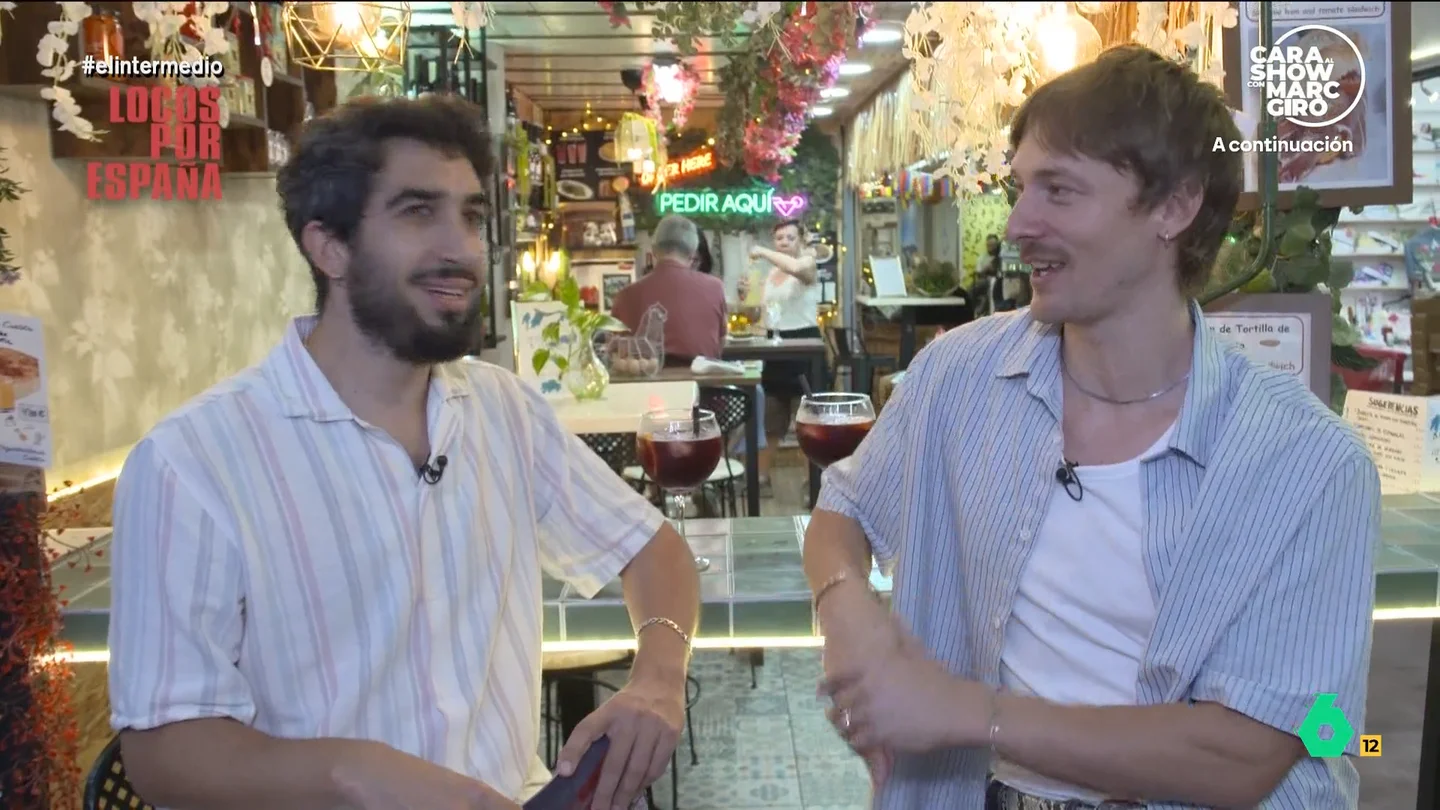 Corey Brown confiesa a Isma Juárez que una vez lo echaron de un supermercado por ir descalzo: "En Australia es lo más normal" El reportero charla con este creador de contenido australiano que ha convertido nuestro país en su hogar. A través de sus redes sociales, comparte contenido sobre cómo es su vida aquí.