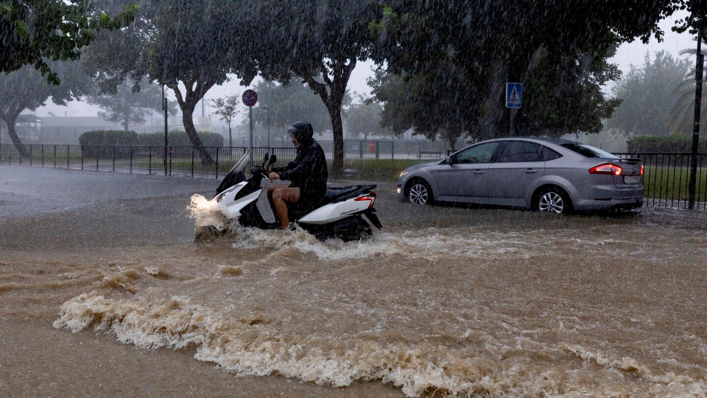 La Aemet eleva a rojo el aviso por lluvias y tormentas en Cartagena y Mazarr&oacute;n