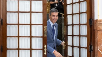 Pedro S&aacute;nchez saliendo del Congreso de los Diputados