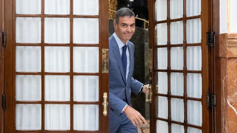 Pedro S&aacute;nchez saliendo del Congreso de los Diputados