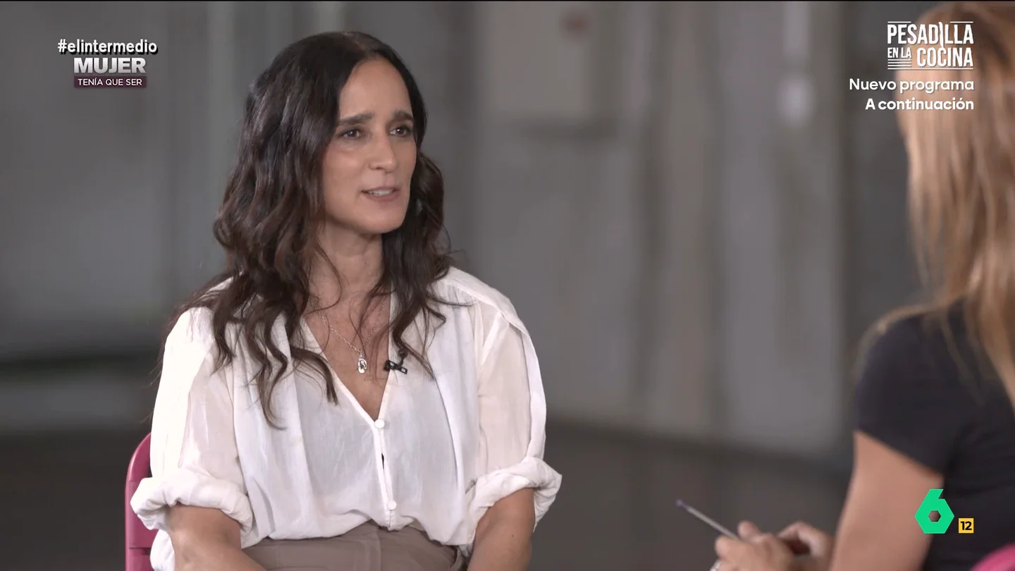 Julieta Venegas defiende la importancia de desmontar el estereotipo de madre perfecta: "Nace un hijo y nace una mamá culpable" Julieta Venegas habla con Sandra Sabatés sobre feminismo y maternidad. Afirma que hay que desmontar ese ideal mexicano de 'Mama Santa', de mujer perfecta y sumisa: "Ahora las mamás somos otra cosa, somos mujeres reales que tenemos otras necesidades".