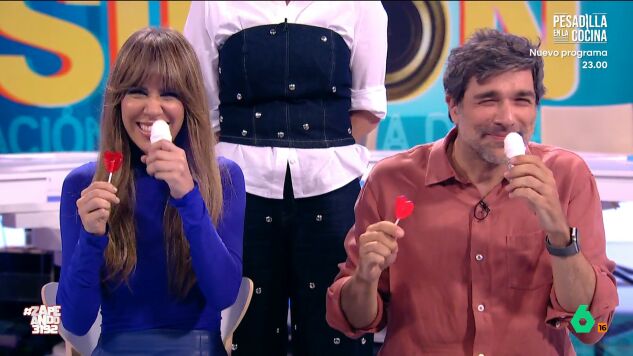 El resto es muy sencillo: en una mano tienen una piruleta y en la otra un desodorante de roll-on. Cuando dice 'chupa' deber&aacute;n chupar la piruleta, mientras que cuando diga 'huele' deben oler el desodorante. 