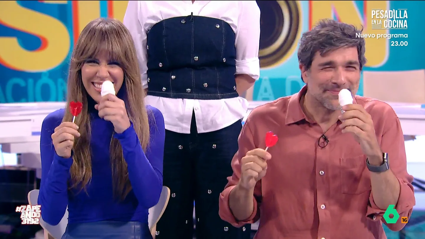 Nacho García y María Gómez se enfrentan al 'Lollipop Challenge' de Anna Simon: "Esto es asqueroso" El resto es muy sencillo: en una mano tienen una piruleta y en la otra un desodorante de roll-on. Cuando dice 'chupa' deberán chupar la piruleta, mientras que cuando diga 'huele' deben oler el desodorante.
