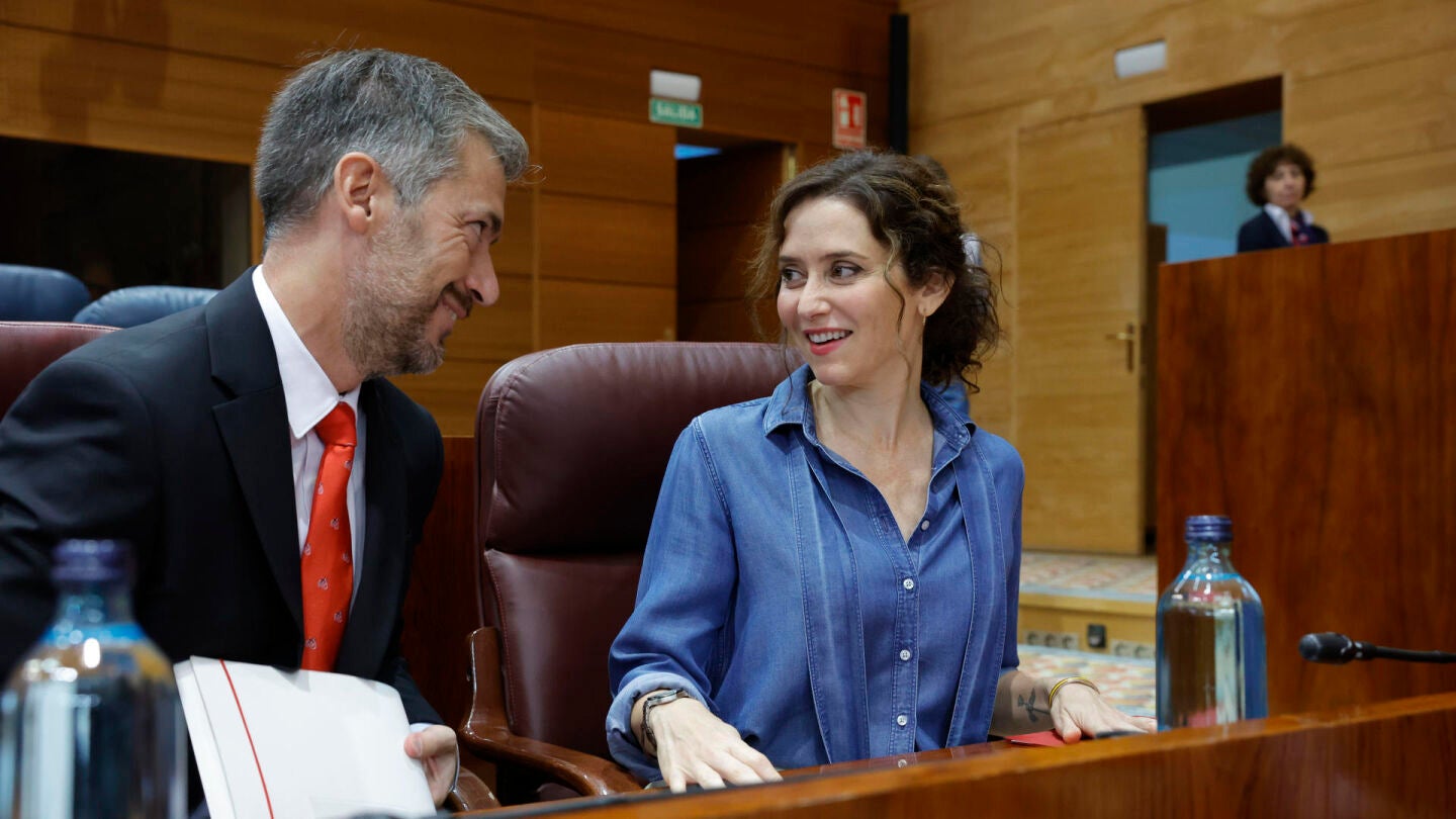 Ayuso conversa con su consejero de Presidencia, Justicia y Administraci&oacute;n Local, Miguel &Aacute;ngel Garc&iacute;a