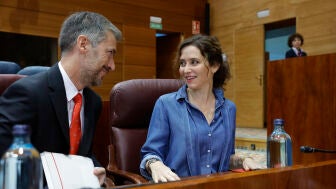 Ayuso conversa con su consejero de Presidencia, Justicia y Administraci&oacute;n Local, Miguel &Aacute;ngel Garc&iacute;a