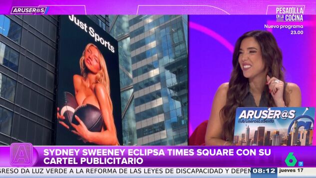 Sydney Sweeney eclipsa Times Square con un gigantesco cartel de su pol&eacute;mico anuncio casi sin ropa
