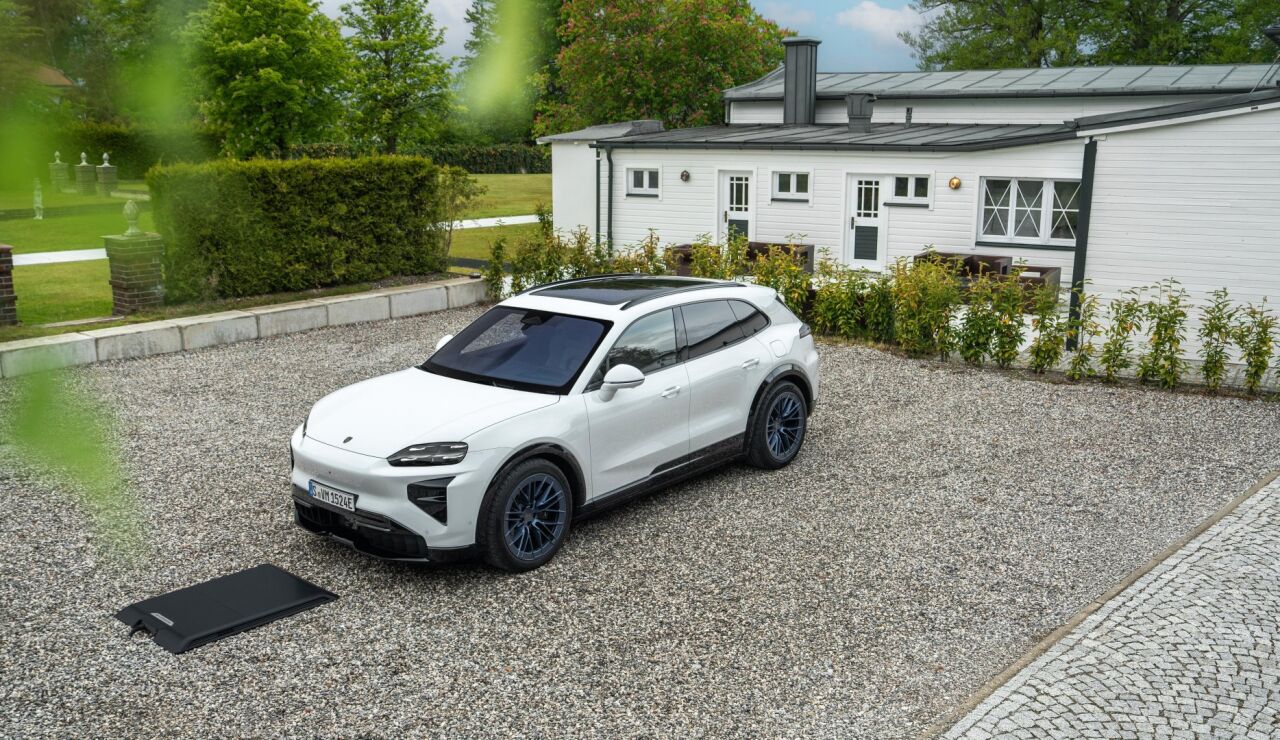 Tu pr&oacute;xima plaza de garaje podr&iacute;a cargar el coche sin cables: Porsche ya tiene un modelo preparado para hacerlo