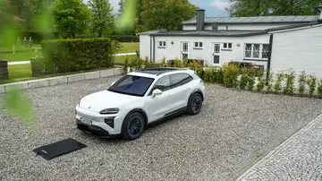 Tu próxima plaza de garaje podría cargar el coche sin cables: Porsche ya tiene un modelo preparado para hacerlo Tu próxima plaza de garaje podría cargar el coche sin cables: Porsche ya tiene un modelo preparado para hacerlo