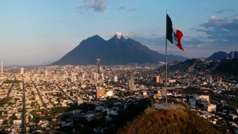 Panorámica aérea de Monterrey con el Mirador de Asta Bandera (o del Obispado).