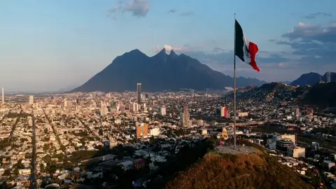 Panorámica aérea de Monterrey con el Mirador de Asta Bandera (o del Obispado). Panorámica aérea de Monterrey con el Mirador de Asta Bandera (o del Obispado).