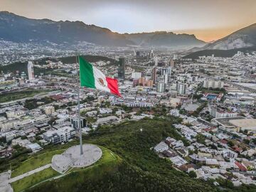 Panor&aacute;mica a&eacute;rea de Monterrey con el Mirador de Asta Bandera (o del Obispado) a la izquierda de la imagen.
