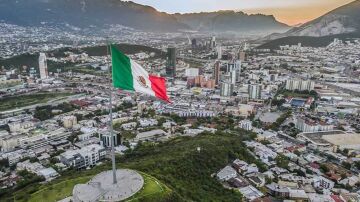 Panor&aacute;mica a&eacute;rea de Monterrey con el Mirador de Asta Bandera (o del Obispado) a la izquierda de la imagen.