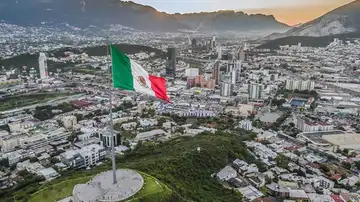 Panorámica aérea de Monterrey con el Mirador de Asta Bandera (o del Obispado) a la izquierda de la imagen. Panorámica aérea de Monterrey con el Mirador de Asta Bandera (o del Obispado) a la izquierda de la imagen.