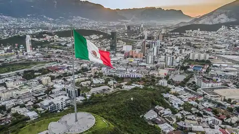 Panorámica aérea de Monterrey con el Mirador de Asta Bandera (o del Obispado) a la izquierda de la imagen. Panorámica aérea de Monterrey con el Mirador de Asta Bandera (o del Obispado) a la izquierda de la imagen.
