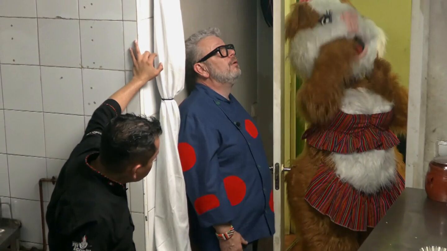 La reacci&oacute;n de Chicote al ver entrar a 'la cuy de la Terelita' a amenizar el servicio: "Me doy contra la pared"