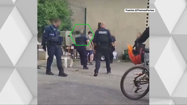 Una nueva agresi&oacute;n grabada reaviva el debate sobre los abusos policiales en Francia: un agente tira al suelo a un hombre que se golpea la cabeza en la ca&iacute;da
